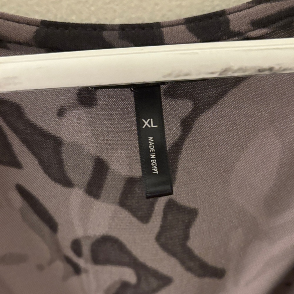 Elegant Black and Gray Women's Top - Picture 3 of 4